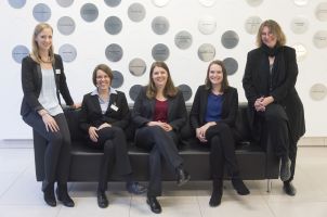 The team of the DKFZ Helmholtz International Graduate School for Cancer Research: Dr. Lindsay Murrells (center) and her co-workers