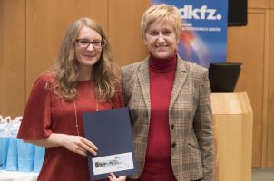 MSc Amelie Burk receiving her DKFZ Certificate and Congratulations